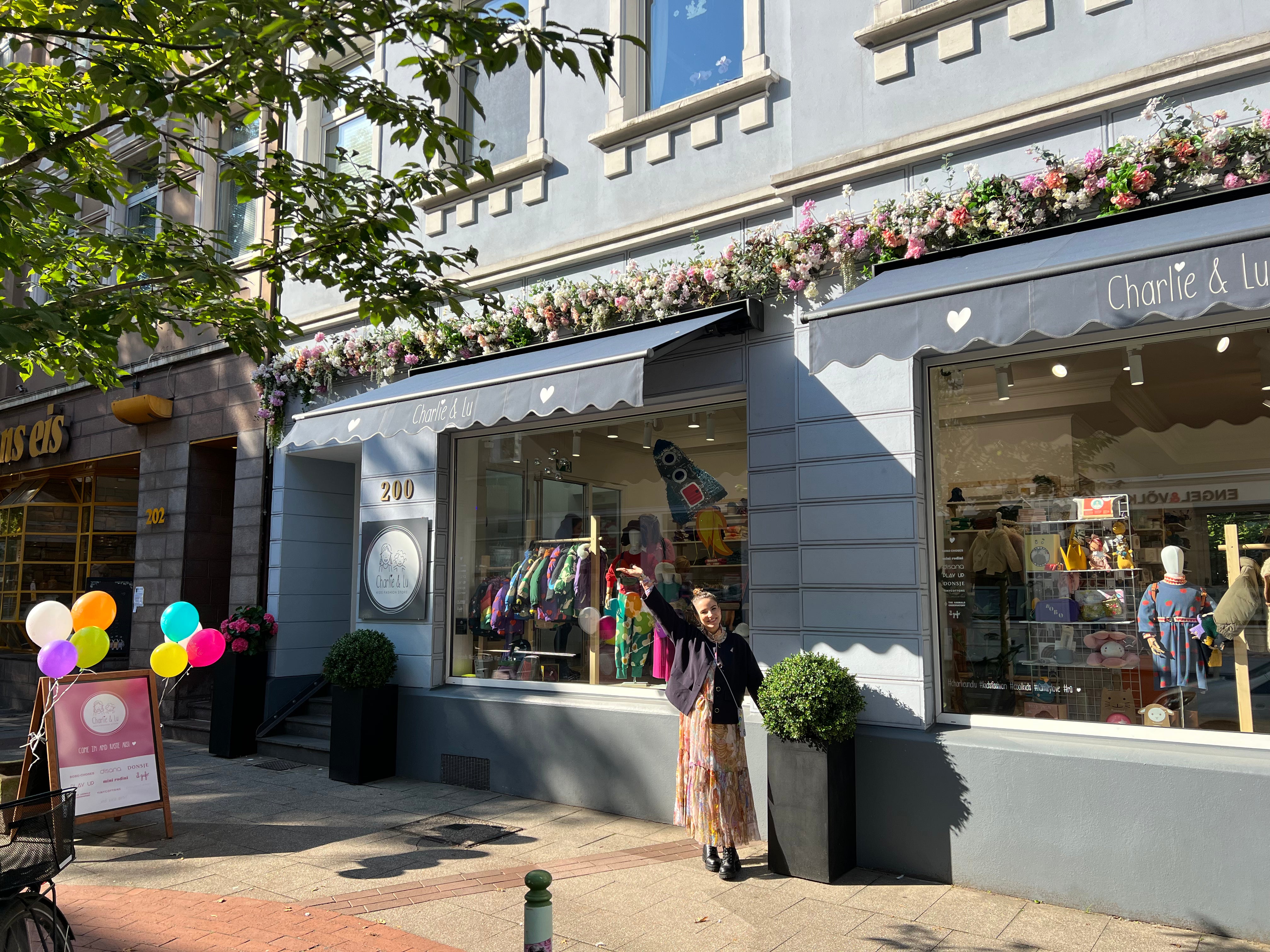 Kinderladen in Essen Rüttenscheid, Ansicht Außenfassade mit Blumen geschmückt
