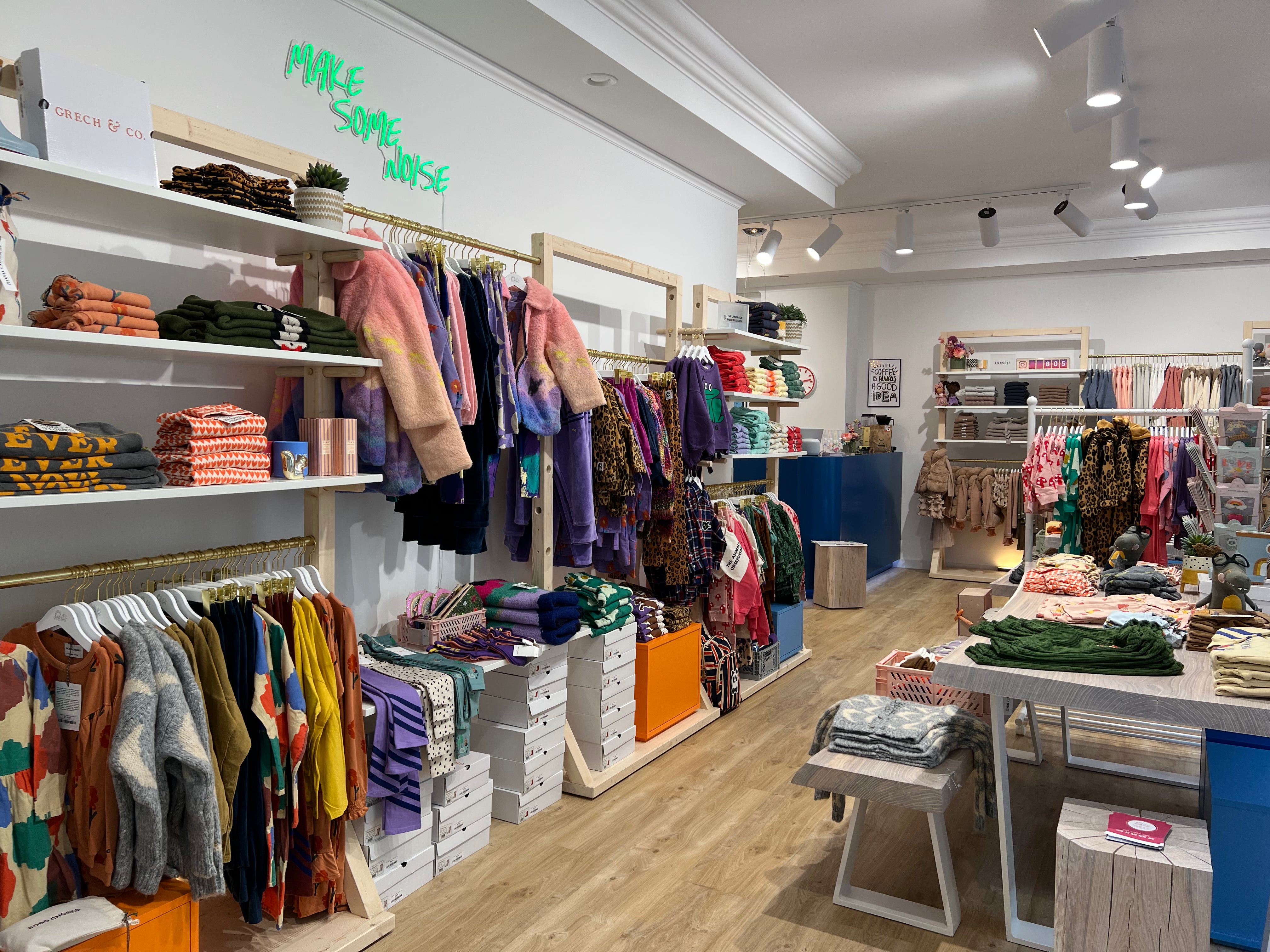 Innenansicht von Charlie & Lu, präsentiert stilvolle Kinderbekleidung in hochwertigem Design