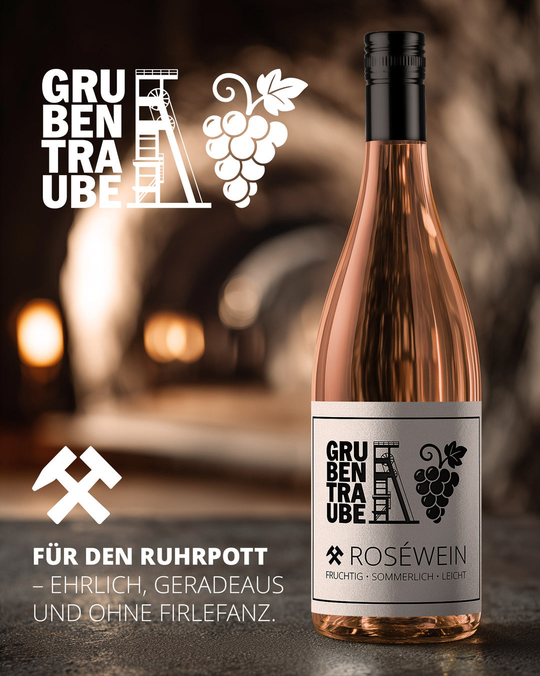 Grubentraube Roséwein Flasche im warm beleuchteten Stollen/Weinkeller, Etikett mit Zechenturm und Traube, Claim „Für den Ruhrpott – ehrlich, geradeaus und ohne Firlefanz“, fruchtiger, sommerlicher, leichter Rosé aus dem Revier.
