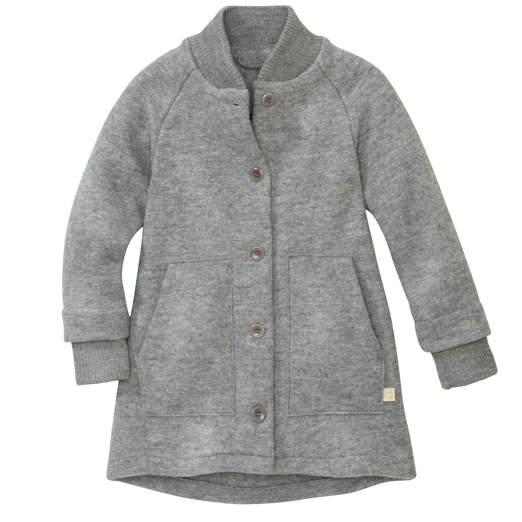 Disana Walkmantel aus 100 % Bio-Merino-Schurwolle in Grau – warmer Kinder-Wollmantel mit Knopfleiste, Taschen und weichen Strickbündchen. Nachhaltige, atmungsaktive Outdoor-Kleidung für Kinder – perfekt für Herbst und Winter.
