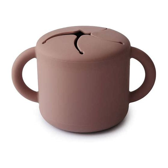 Mushie Snack Cup in Mauve – auslaufsicherer Silikon-Snackbecher für Babys und Kleinkinder mit weichen Lamellenöffnung, ideal für unterwegs, selbstständiges Snacken und Baby-led Weaning. BPA-freier Kinder Snackbecher in Mauve Design.