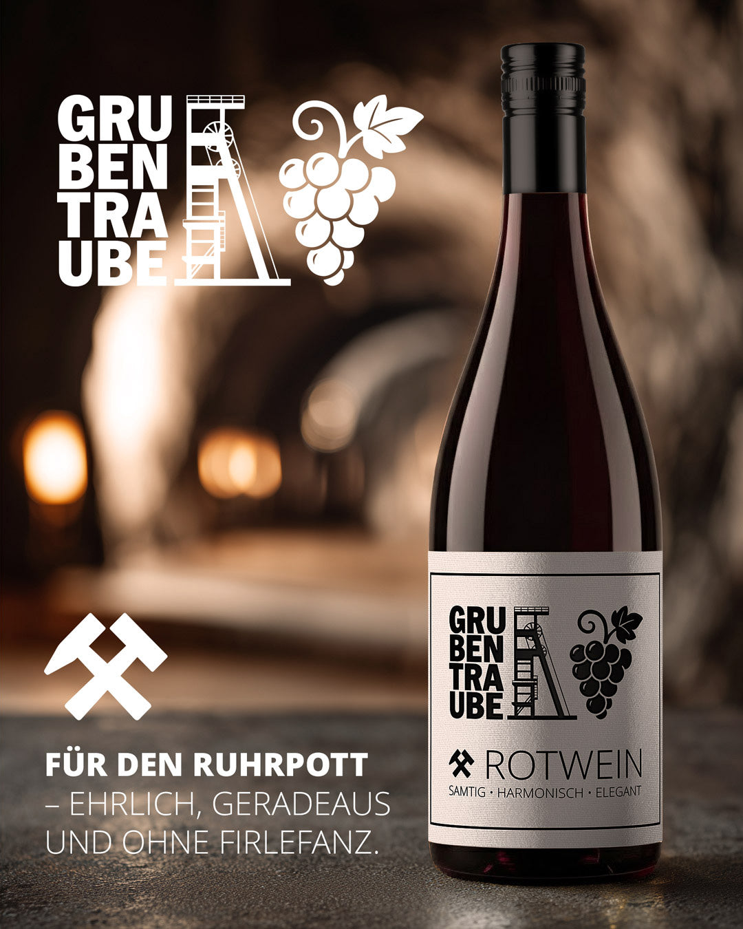 Grubentraube Rotwein Flasche im warm beleuchteten Stollen/Weinkeller, Etikett mit Zechenturm und Traube, Claim „Für den Ruhrpott – ehrlich, geradeaus und ohne Firlefanz“, samtiger, harmonischer, eleganter Rotwein aus dem Revier.